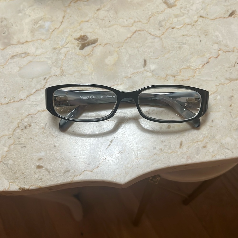Juicy Couture 🕶️ so cute 🌺🌸 👀glasses.So pretty& on point. 🥰🙌🏻